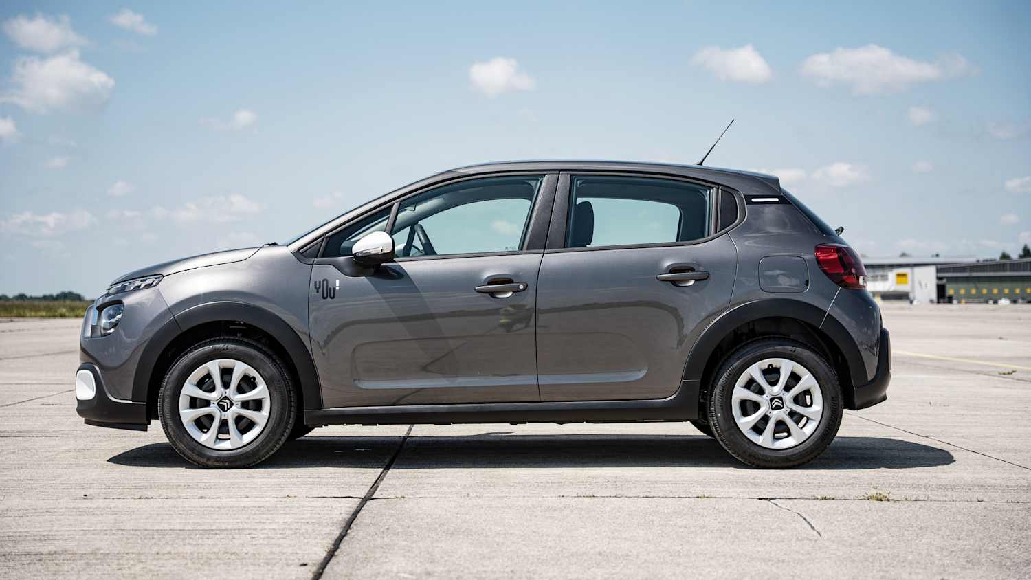 Der Citroen stehend von der Seite
