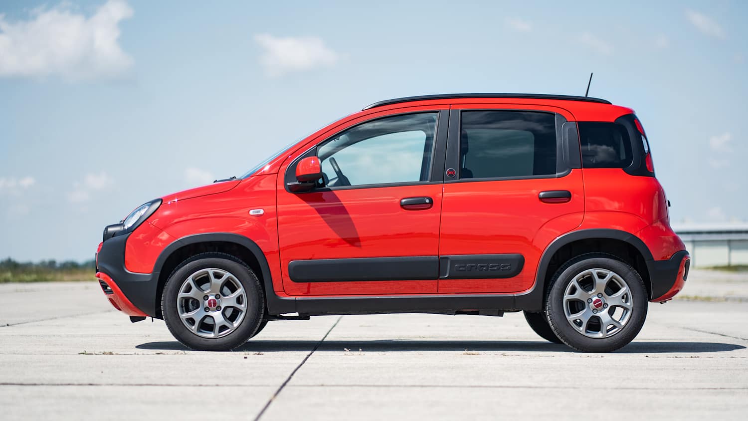 Der Fiat stehend von der Seite