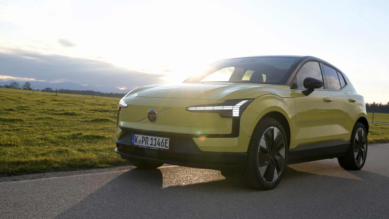 Frontansicht eines stehenden Volvo EX30