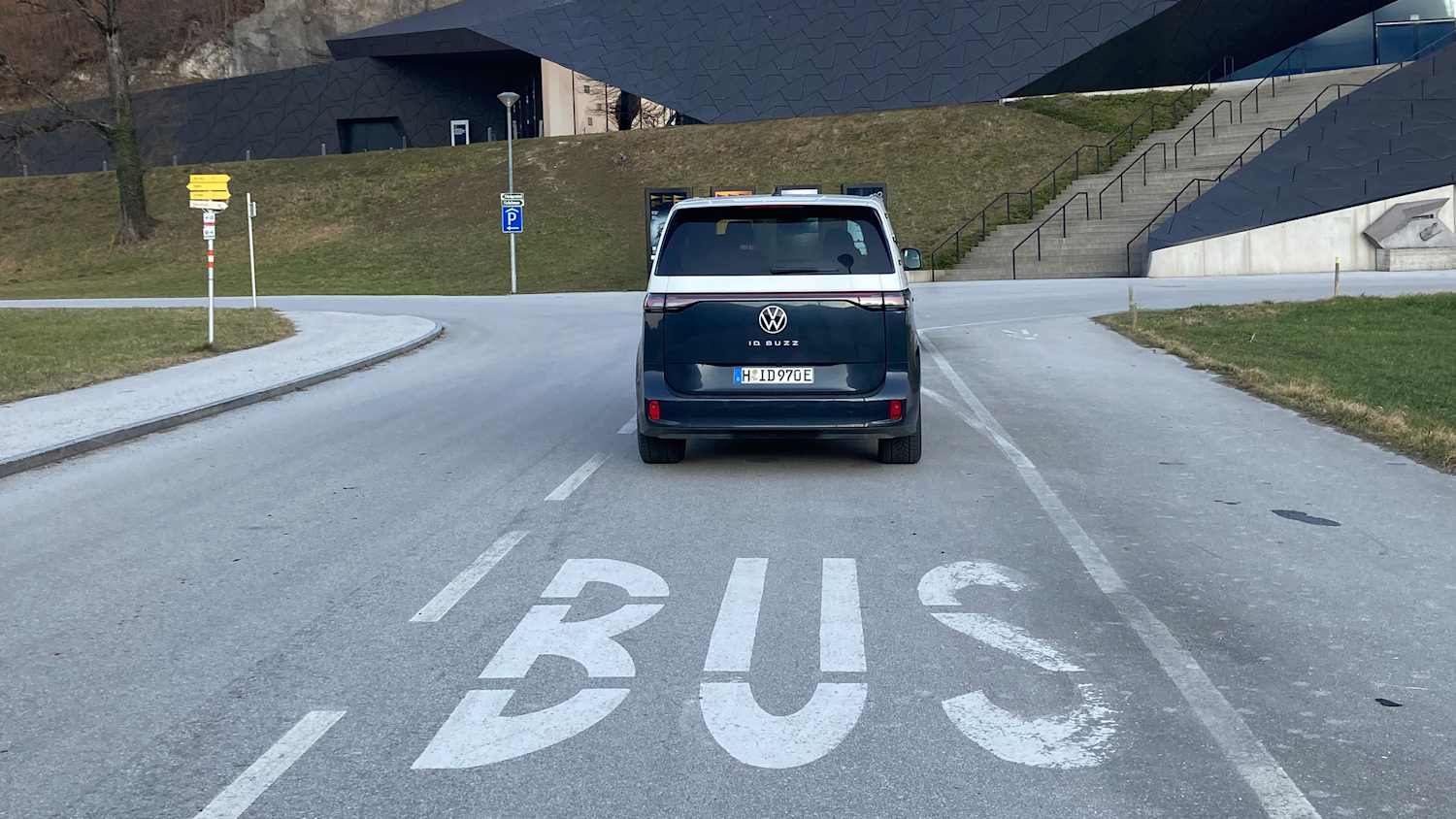 Heckansicht eines VW ID Buzz