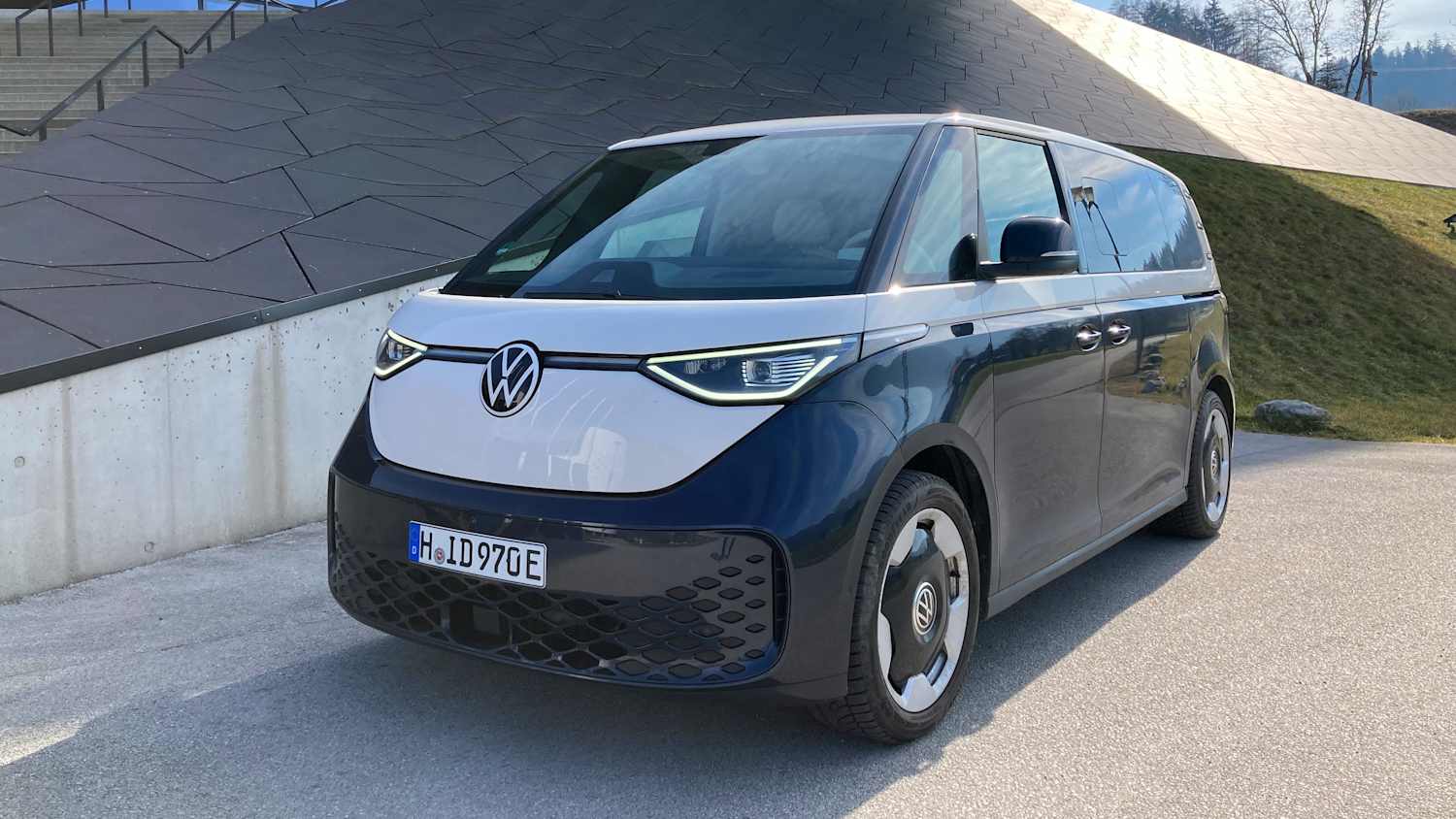 Frontansicht eines stehenden VW ID Buzz