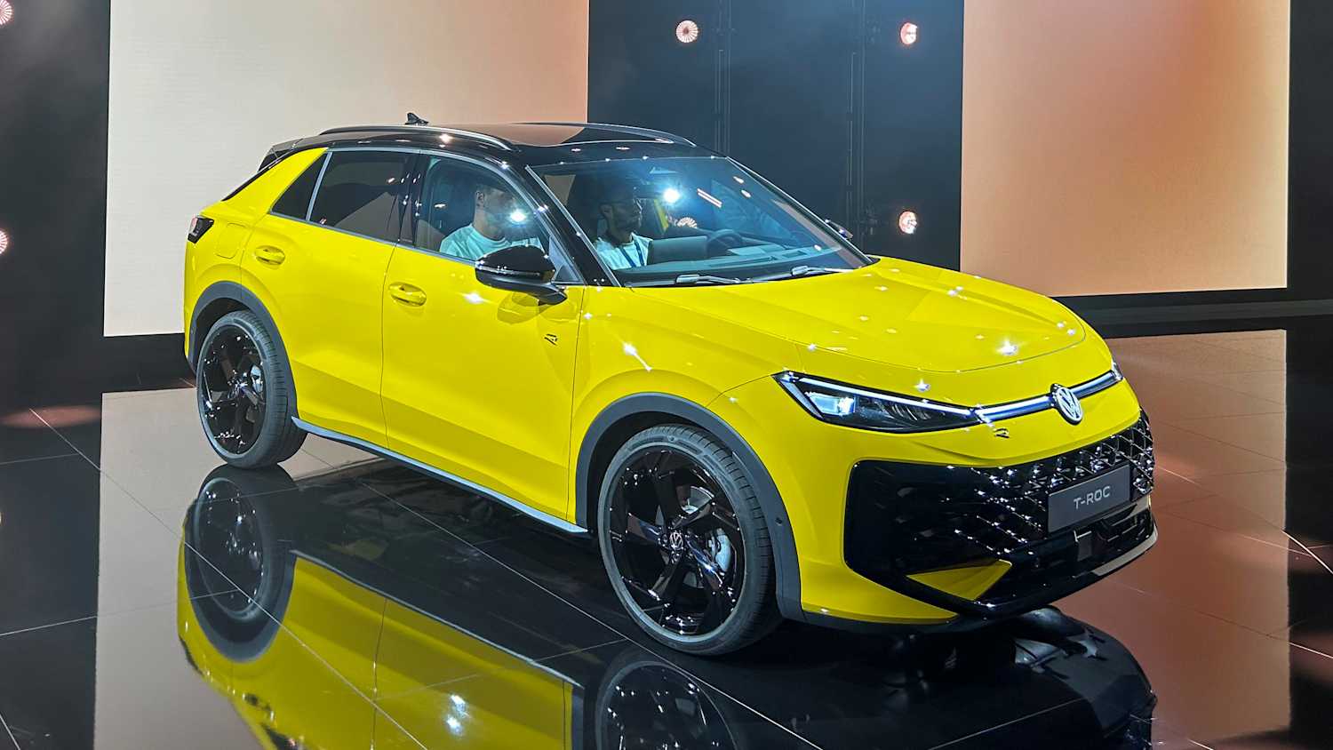 Front und Seitenansicht eines stehenden VW T-Roc