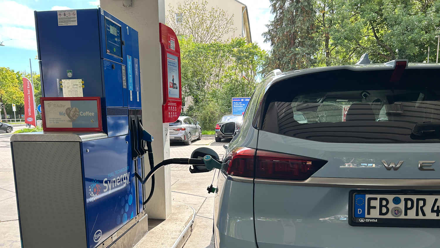 Heckansicht eines Wey 03 der an einer Zapfsäule getankt wird