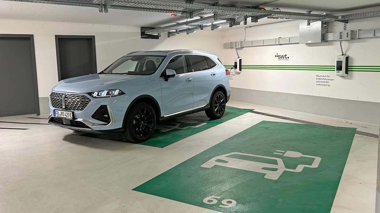 Ein Wey 03 steht in einer Tiefgarage an einer Ladesäule