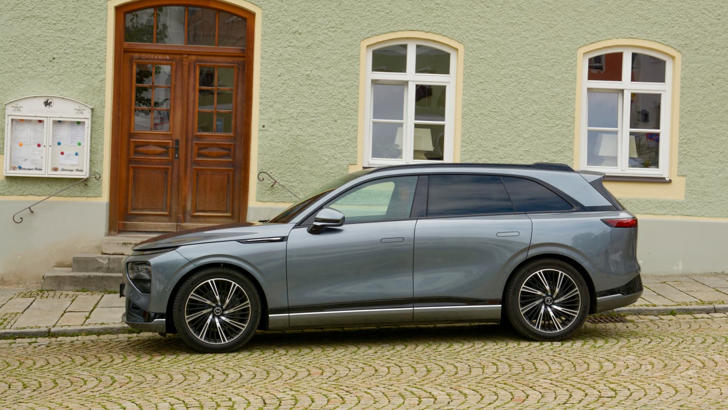 Seitenansicht eines stehenden Xpeng G9