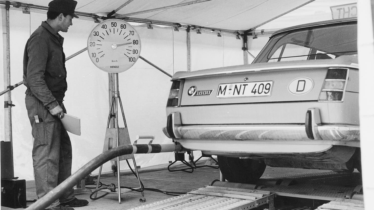 Ein Auto auf dem Abgasuntersuchungsprüfstand 1964