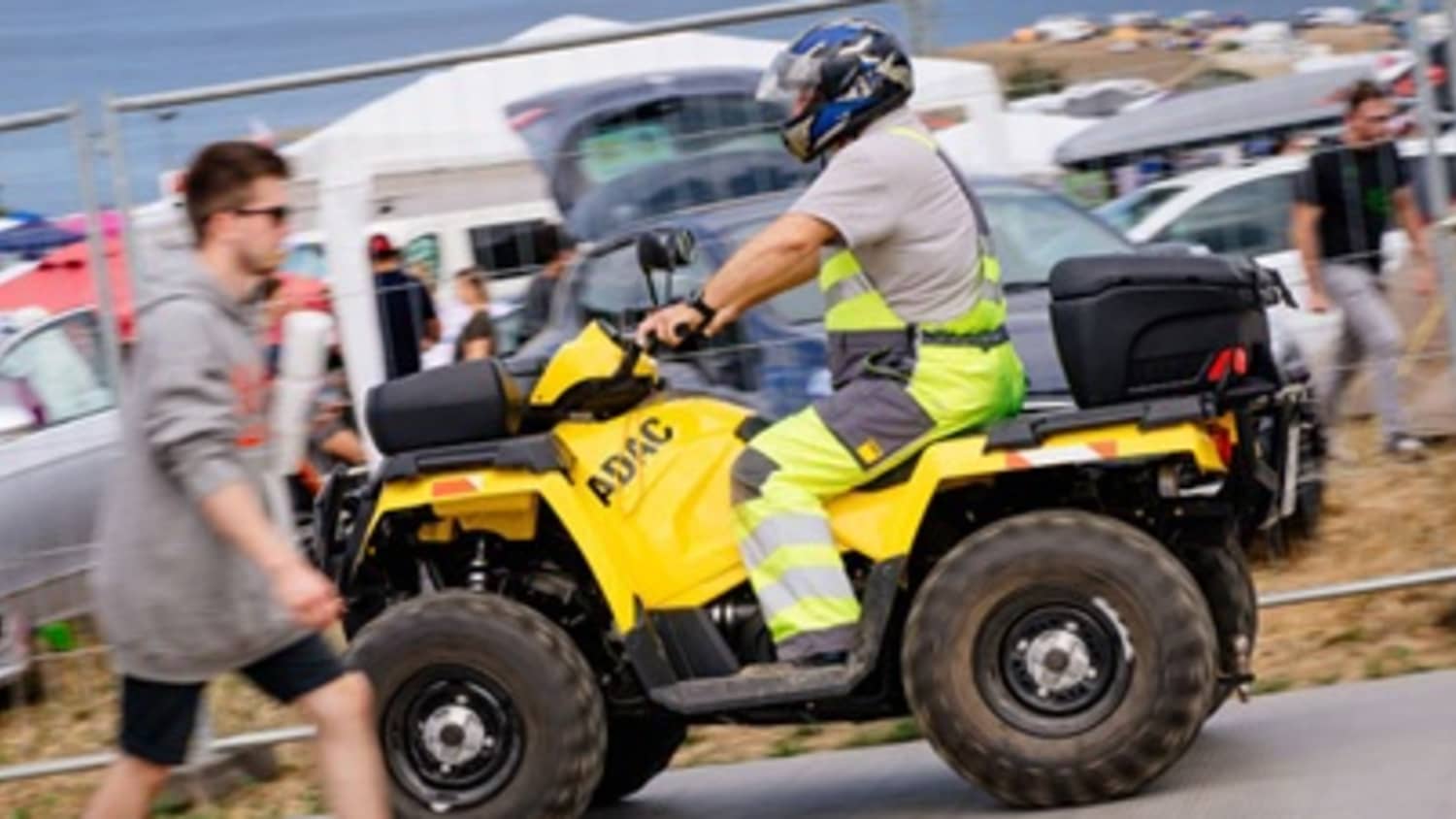 Ein ADAC Quad im Einsatz bei einem Musikfestival