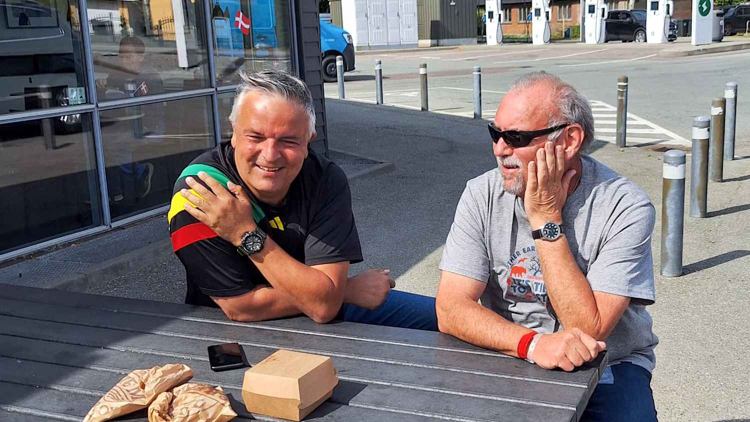 Zwei Männer sitzen an einem Tisch