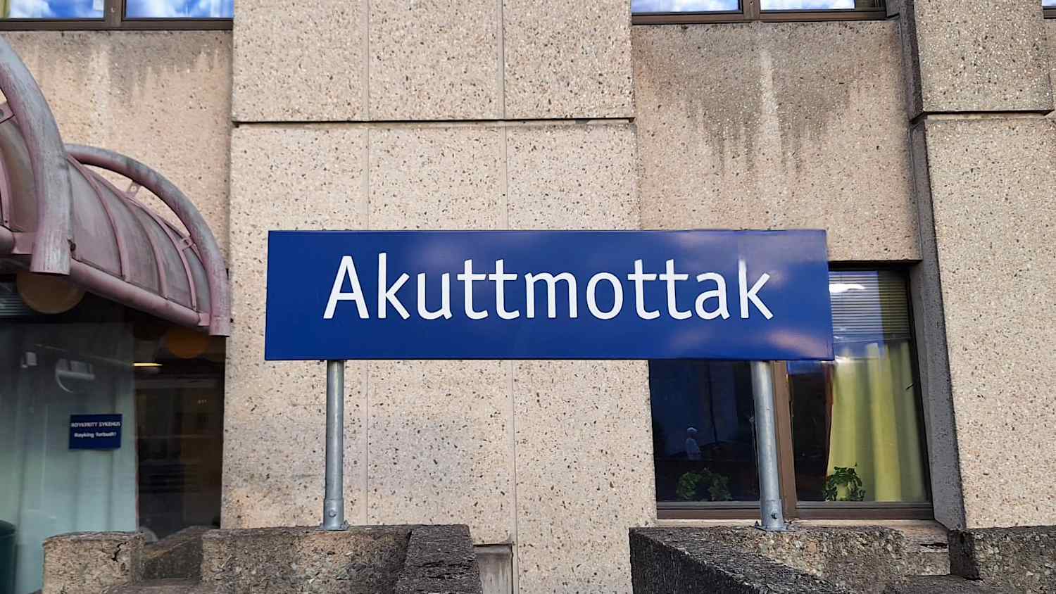 Schild am Bahnhof von Akuttmottak
