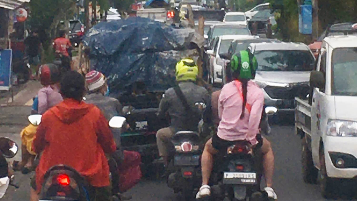 Straßenverkehr in Sambirenteng auf Bali