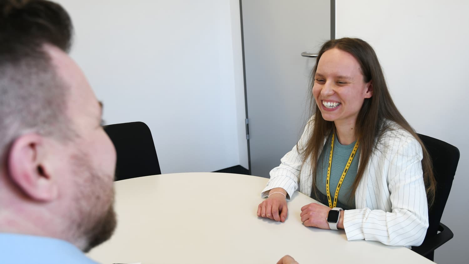 Die blinde Mitarbeiterin des ADAC Michelle Wagner bei einem Gespräch