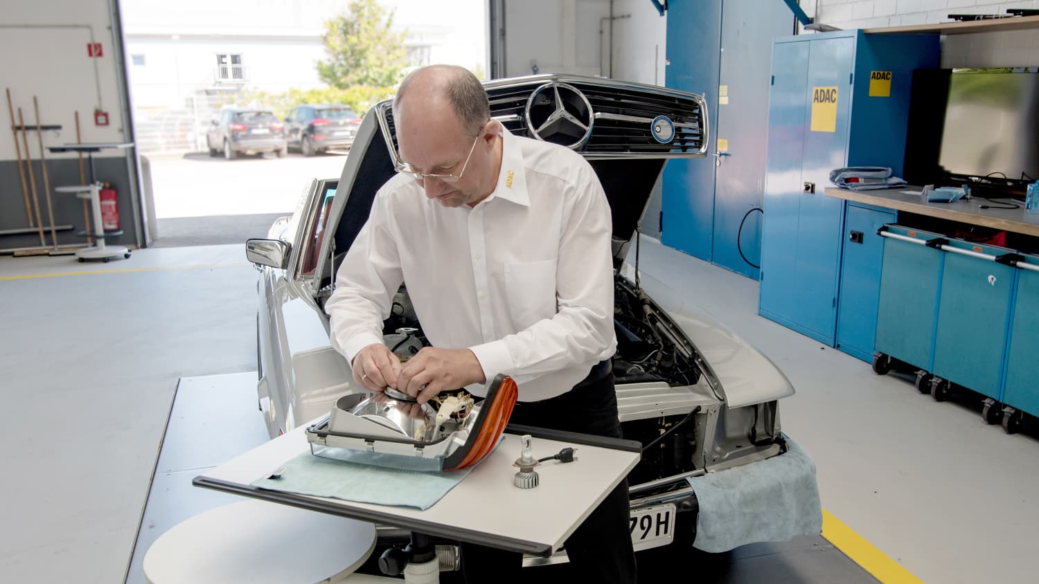 Burkhard Böttcher verbaut die Lichter in den Mercedes Oldtimer