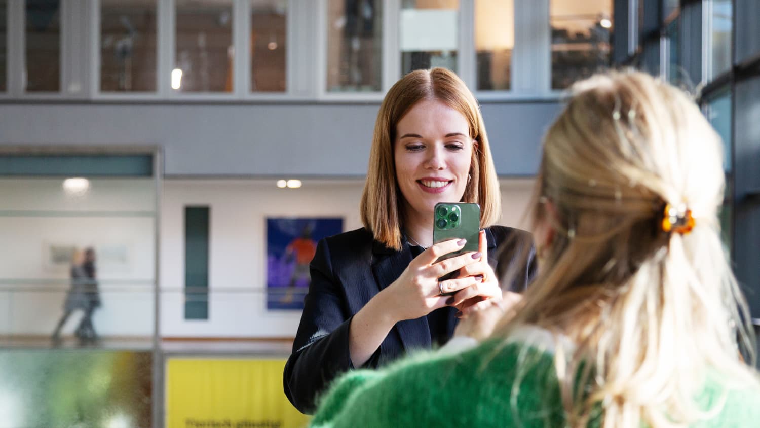 Carolin Piegsa bei Videoaufnahmen mit dem Smartphone