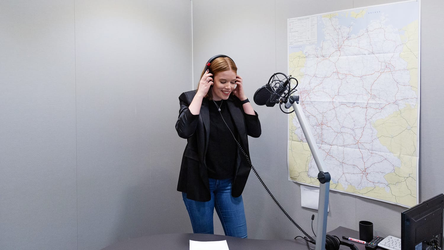 Carolin Piegsa im Tonstudio beim aufnehmen