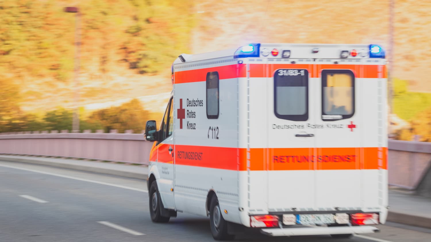 Ein Rettungswagen fährt auf der Strasse