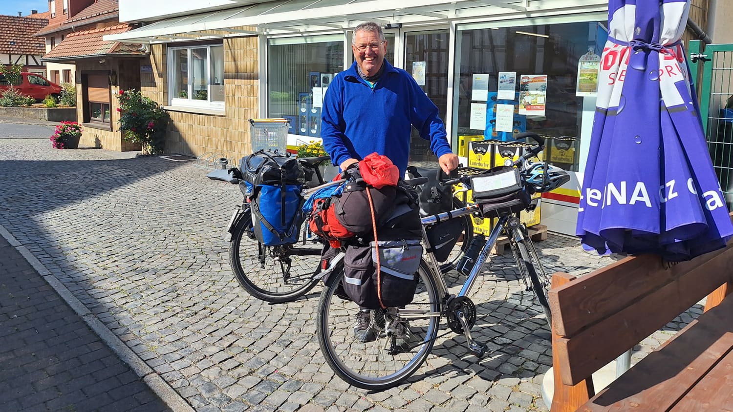 Herr Egger mit seinem Fahrrad unterwegs