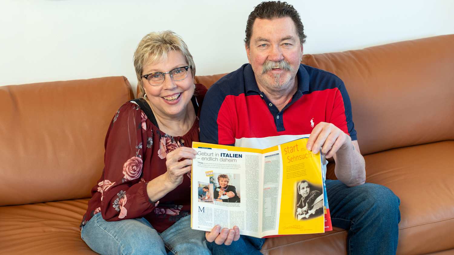 Familie Breyer zu Hause auf dem Sofa