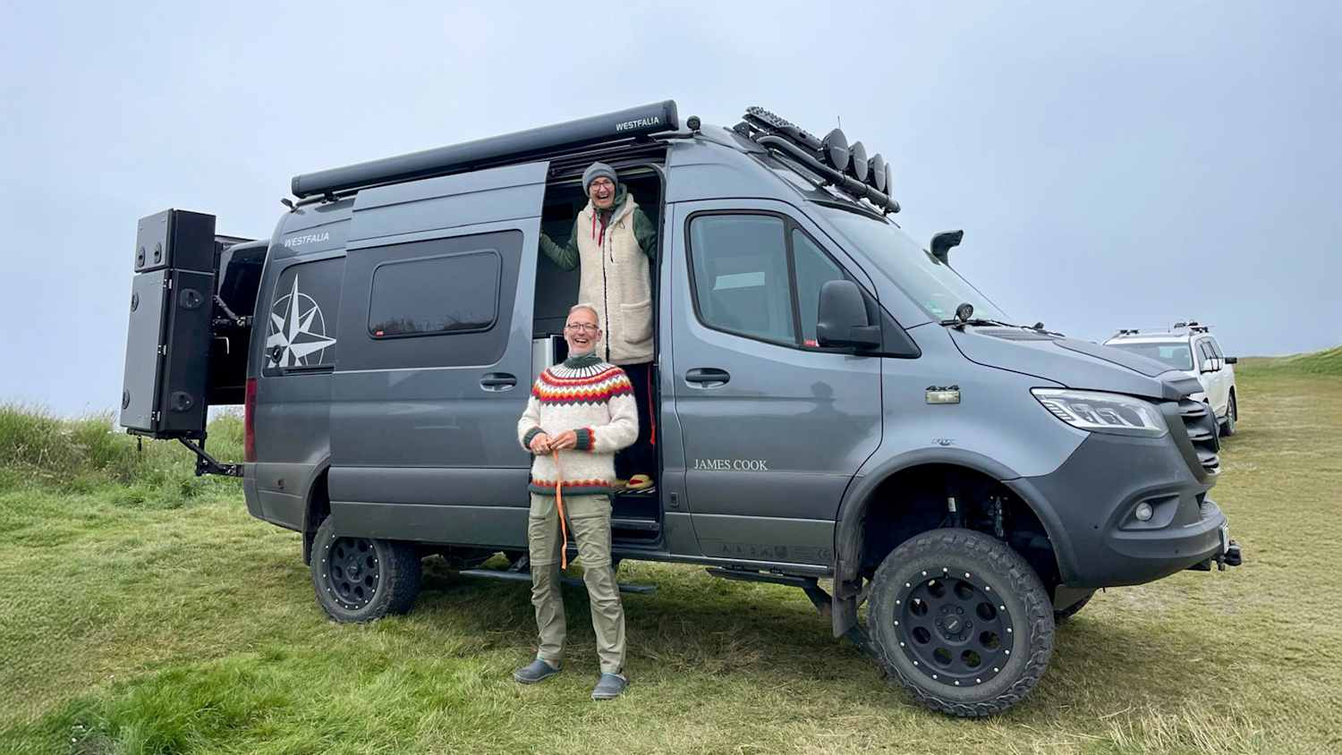 Zwei ADAC Mitglieder vor ihrem Camper