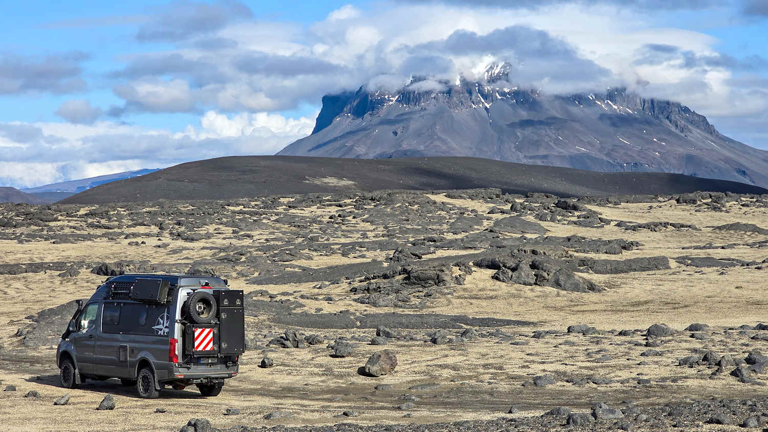 Ein Camper steht in der Landschaft von Island