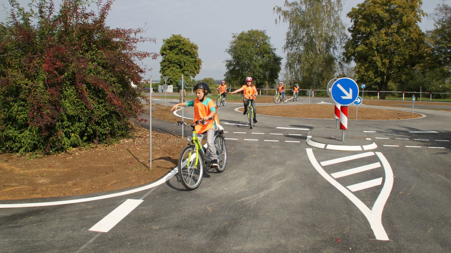 Kinder fahren auf dem Fahrrad