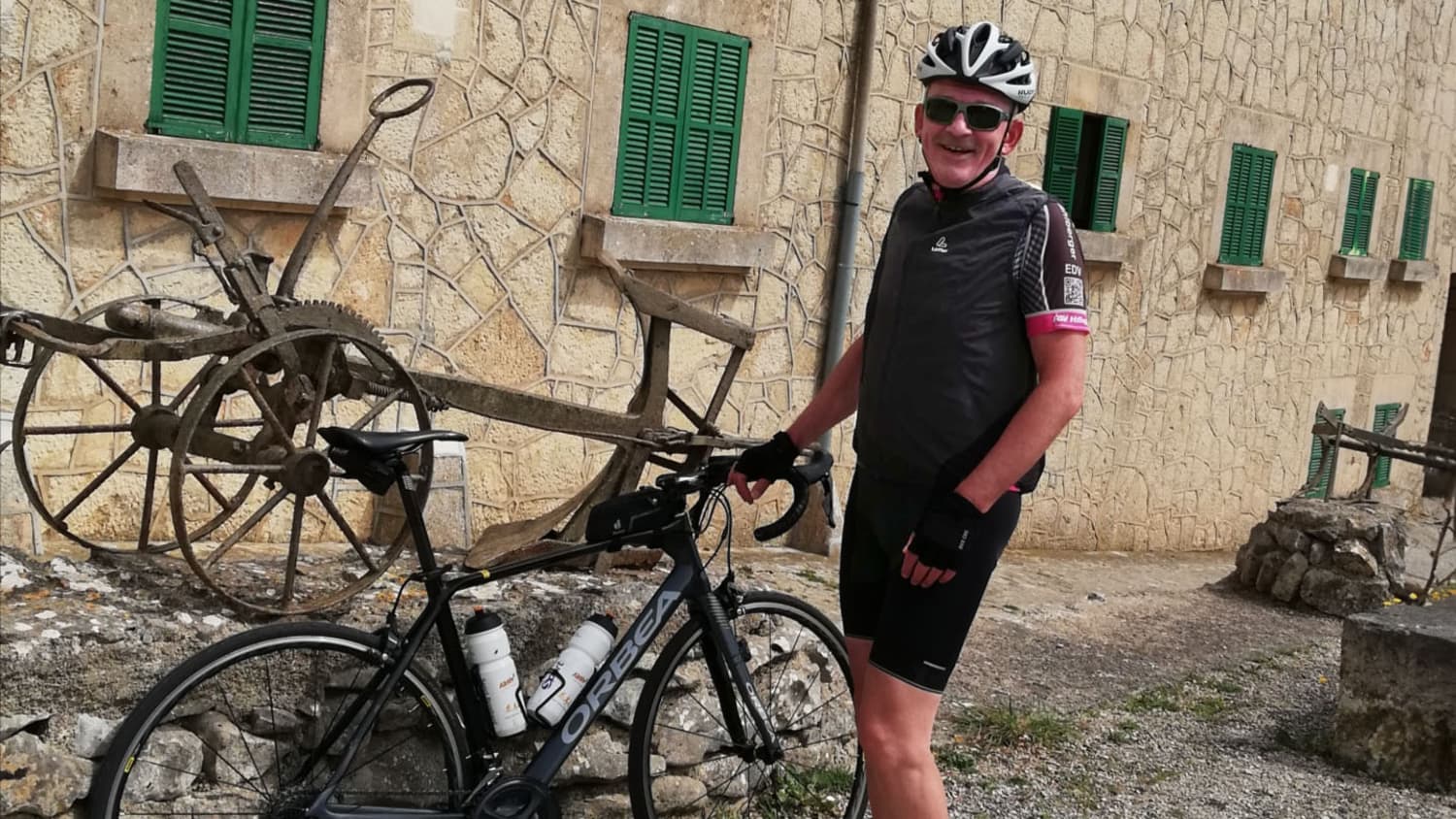 Herr Albrecht auf Mallorca lachend mit seinem Fahrrad vor dem Unfall