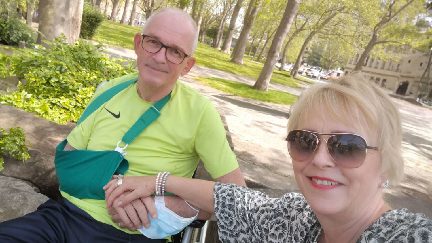 Frau und Herr Albrecht sitzen auf einer Parkbank