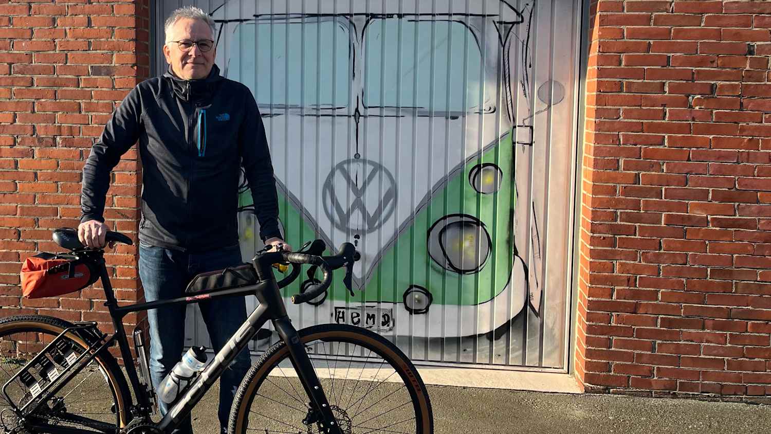 Ein Mann steht neben seinem Fahrrad