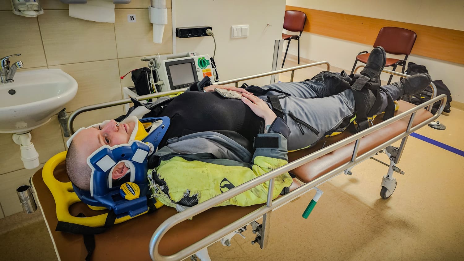 Lisa hat einen Motrorradunfall in Litauen