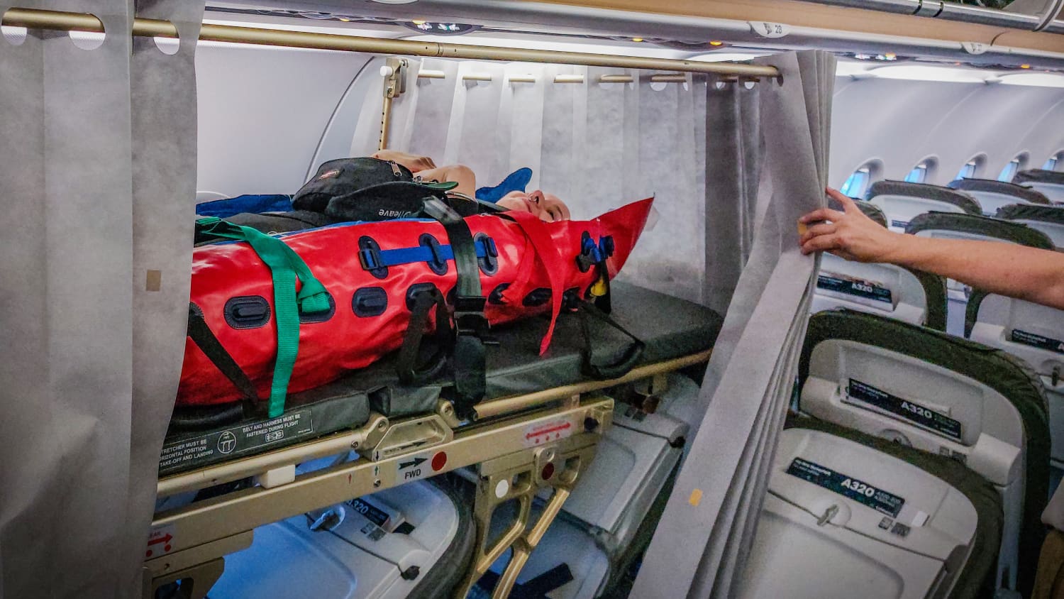 Lisa im aDAC Ambulanz-Jet nach ihrem Unfall auf dem Weg Heim nach Deutschland