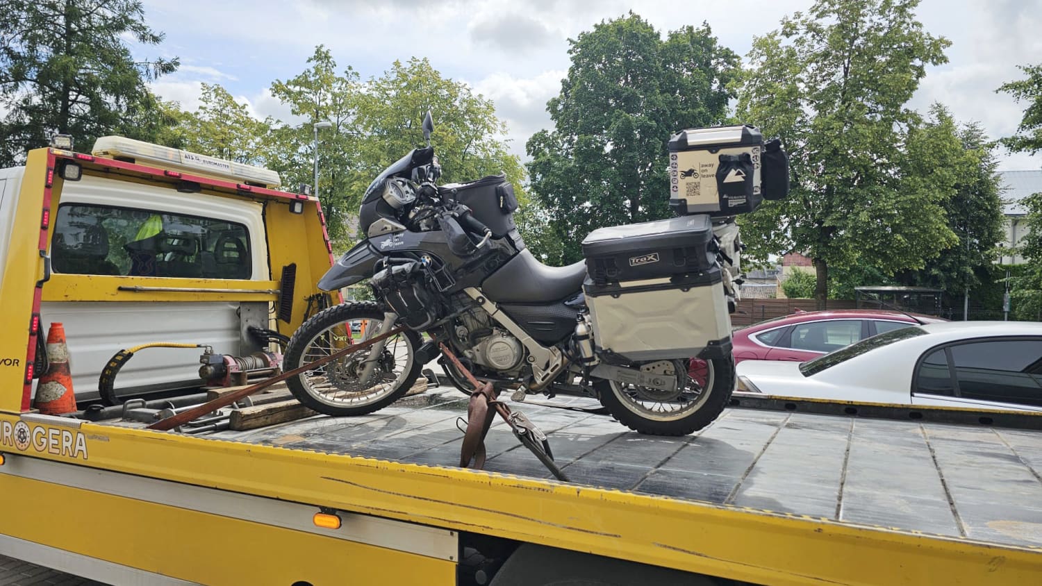 Lisas Motorrad wird anch dem Unfall vom aDAC nach Deutschland zurück gebraucht auf einem Hänger