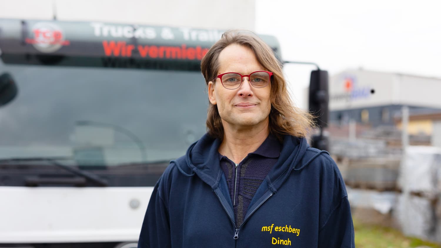 Dinah Patricia Hauser vor einem Truck