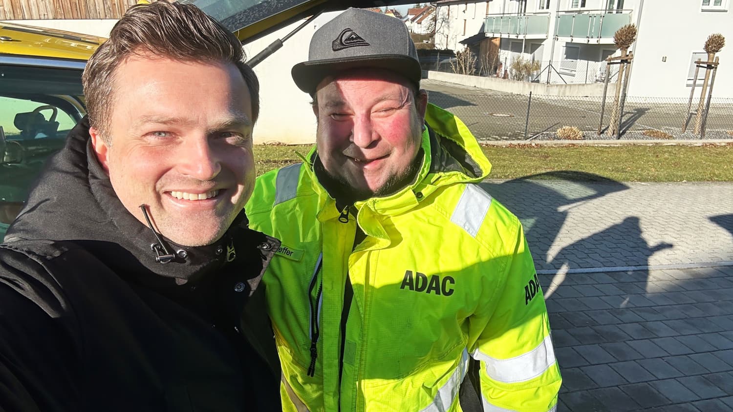 Ein Pannenhelfer der einem Mitarbeiter der SWA aus der Panne hilft