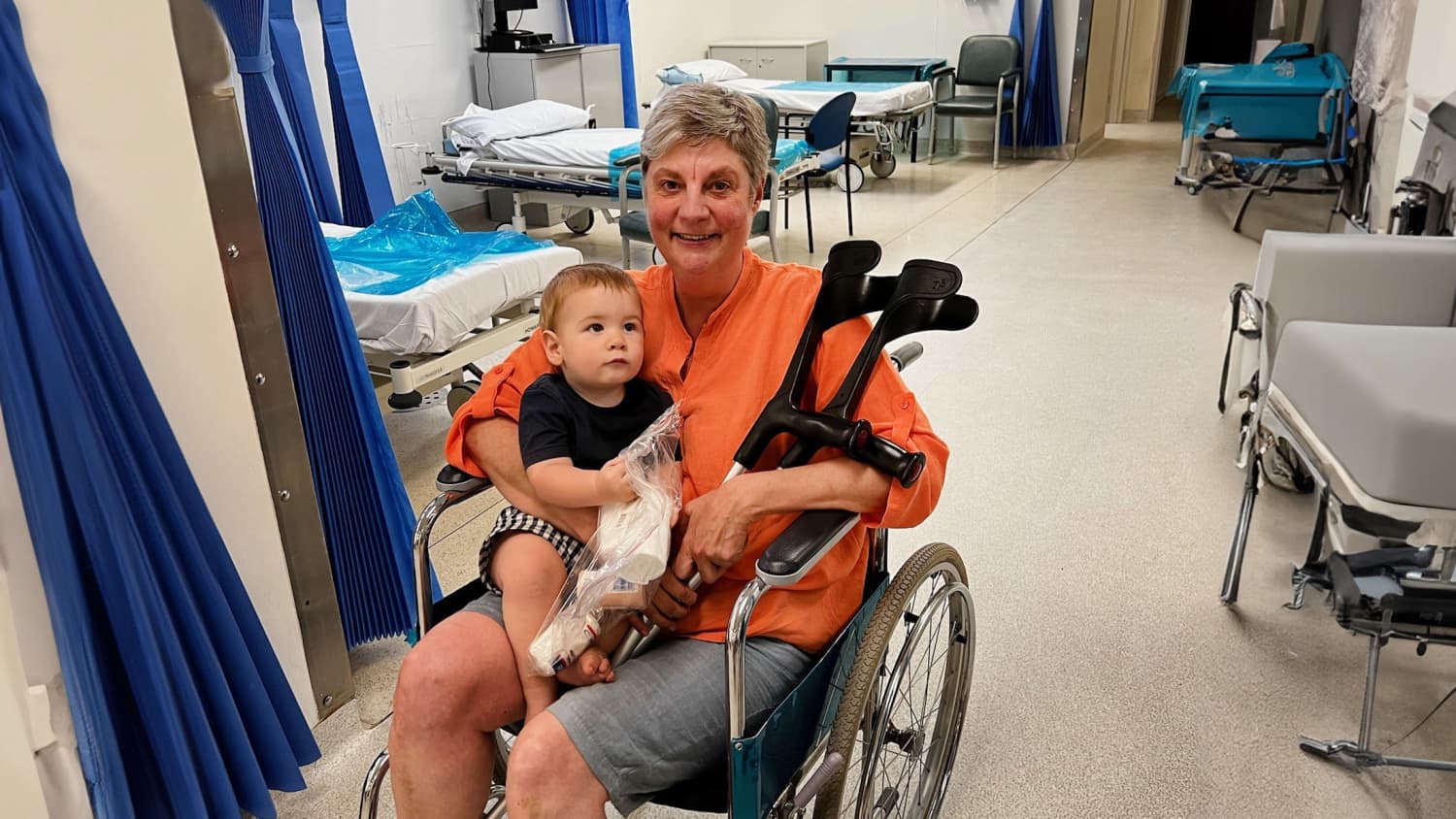 Eine Frau sitzt im Krankenhaus in einem Rollstuhl