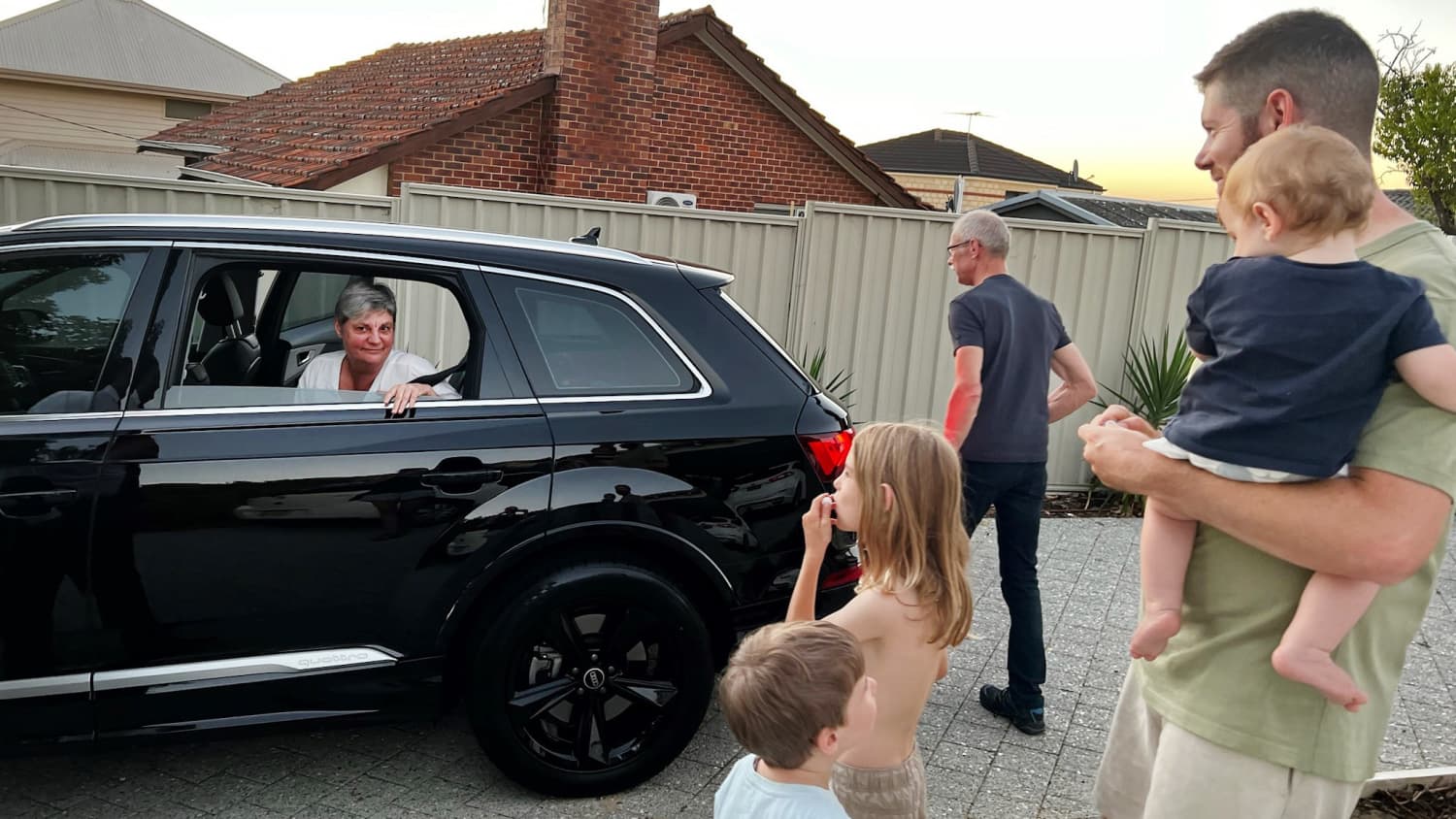 Eine Frau sitzt in einer schwarzen Limousine