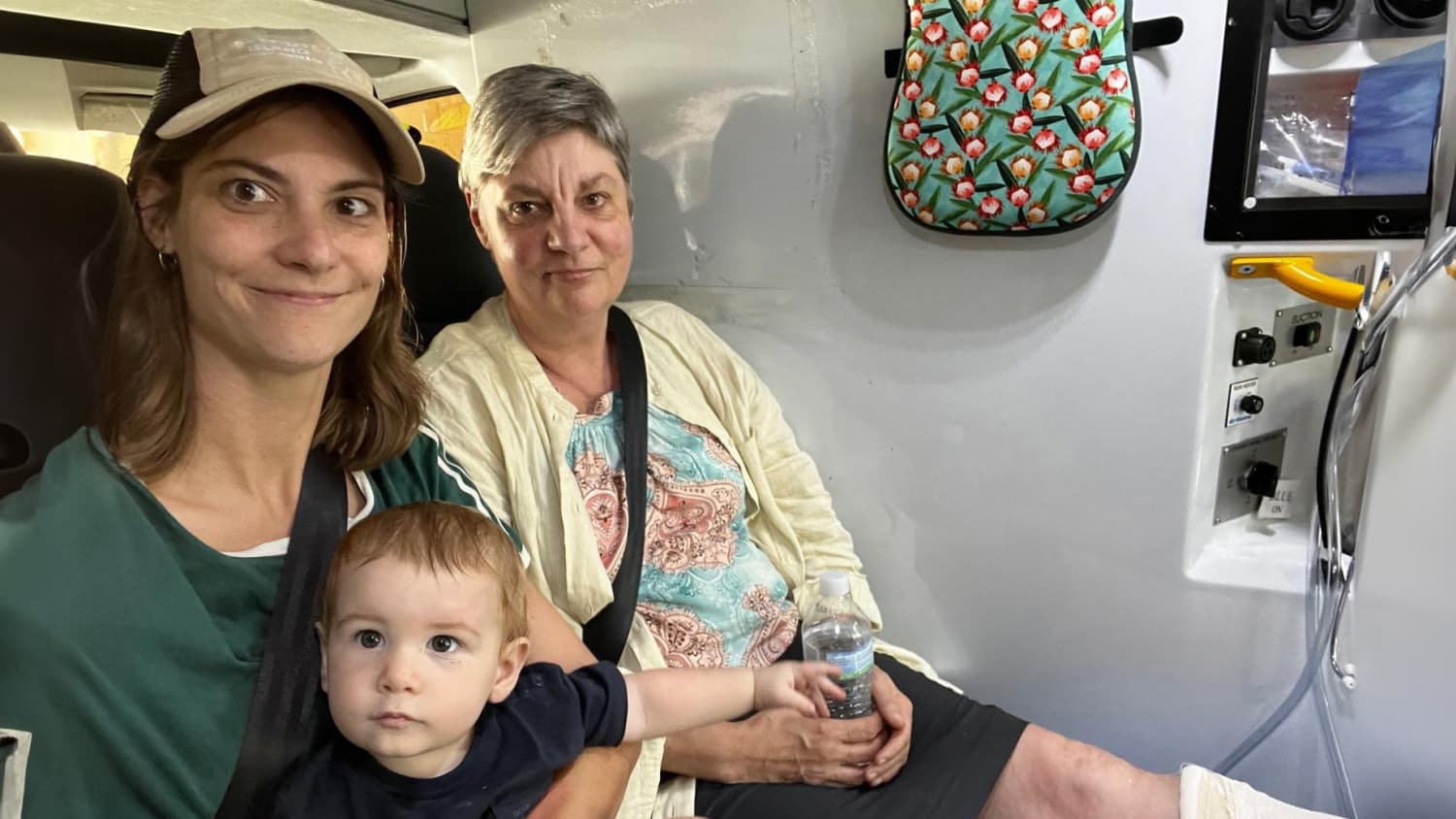 Eine Frau hat sich das Bein gebrochen und sitzt mit ihrer familie im Rettungswagen mit gipsbein