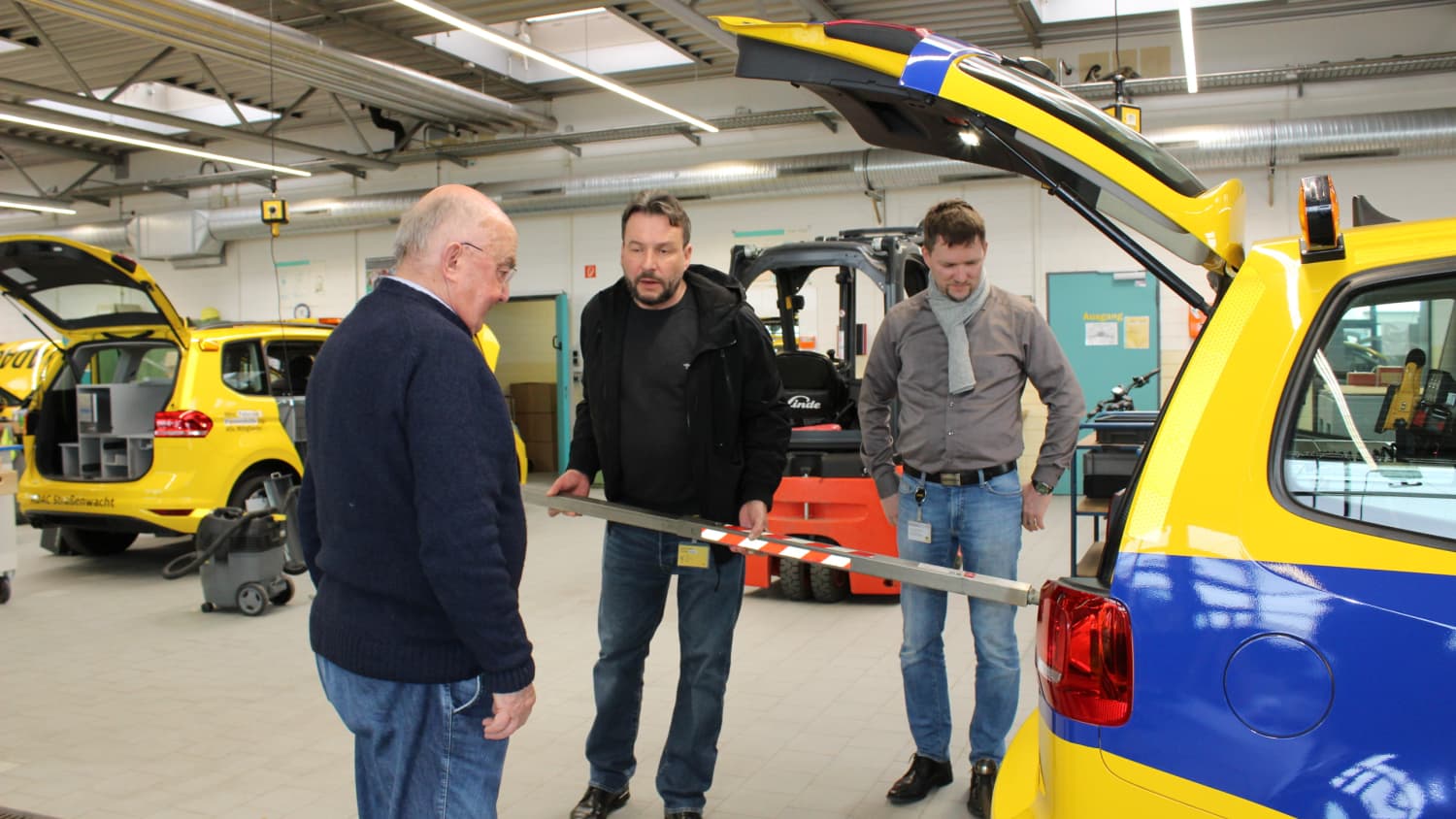 Umbau eines Straßenwachtautos zum Wärmebus für die Ukraine