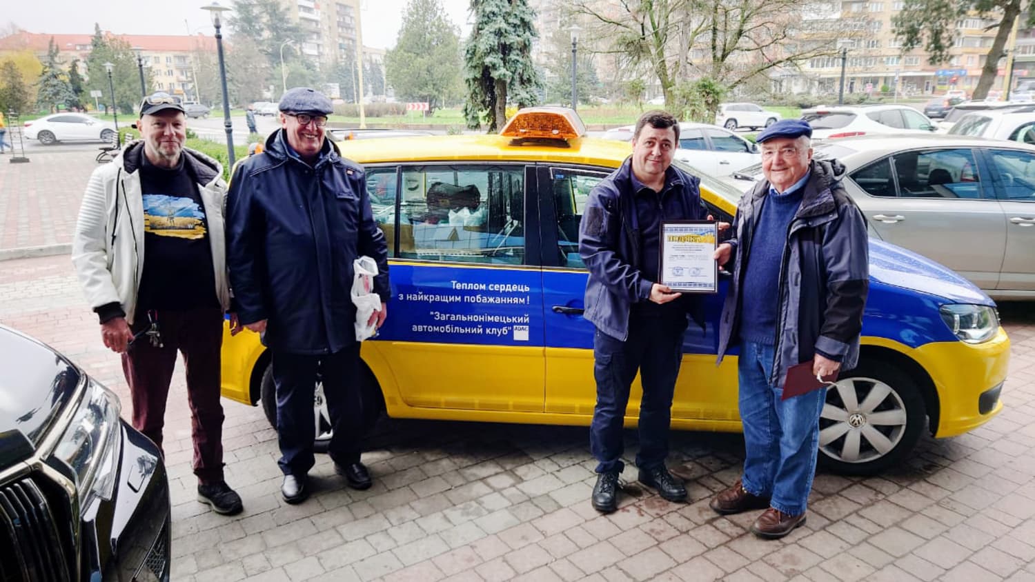 Ankunft eines umgebauten Straßenwachtautos als Wärmebus in der Ukraine