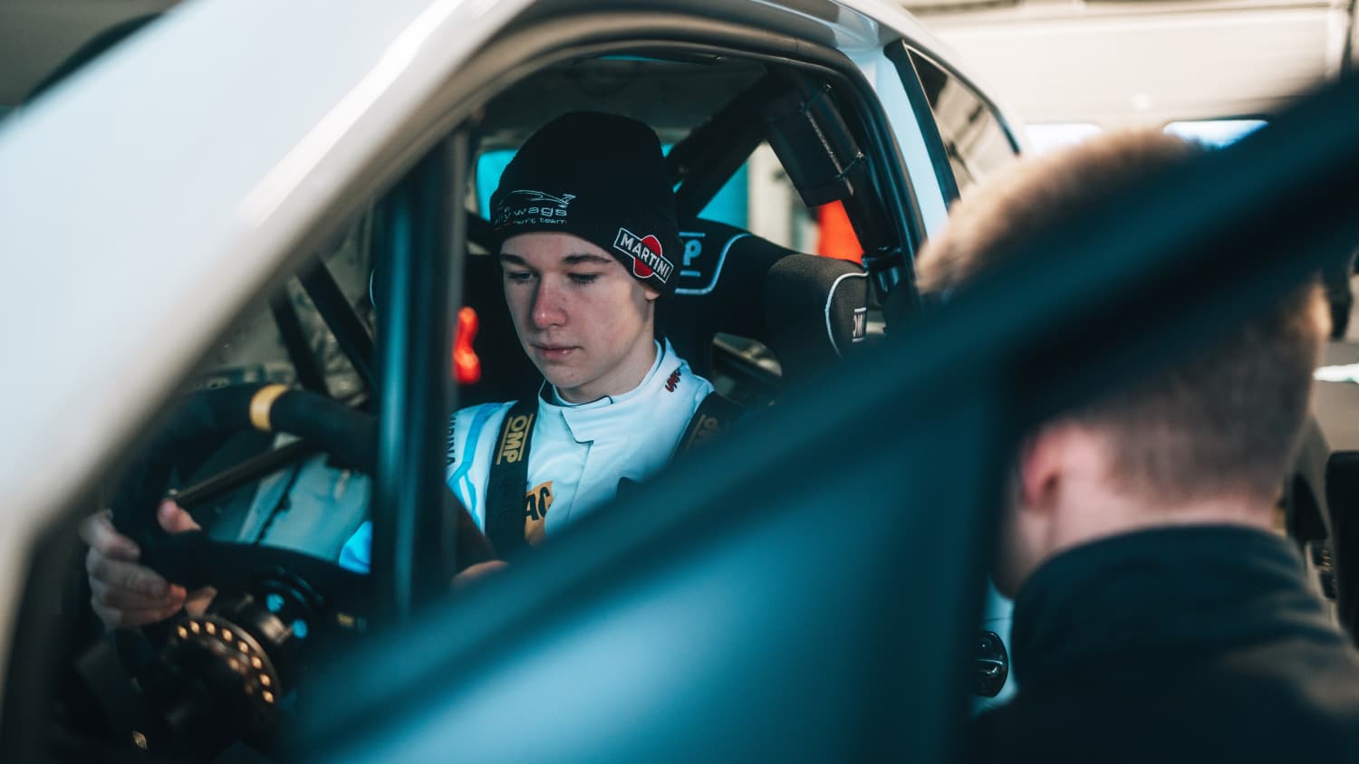 Finn Niklas Wollnik sitzt am Steuer eines Autos