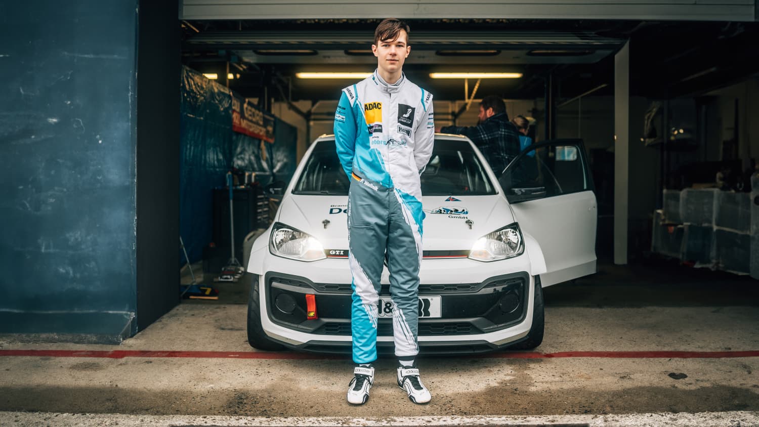 Finn Niklas Wollnik steht vor einem Auto