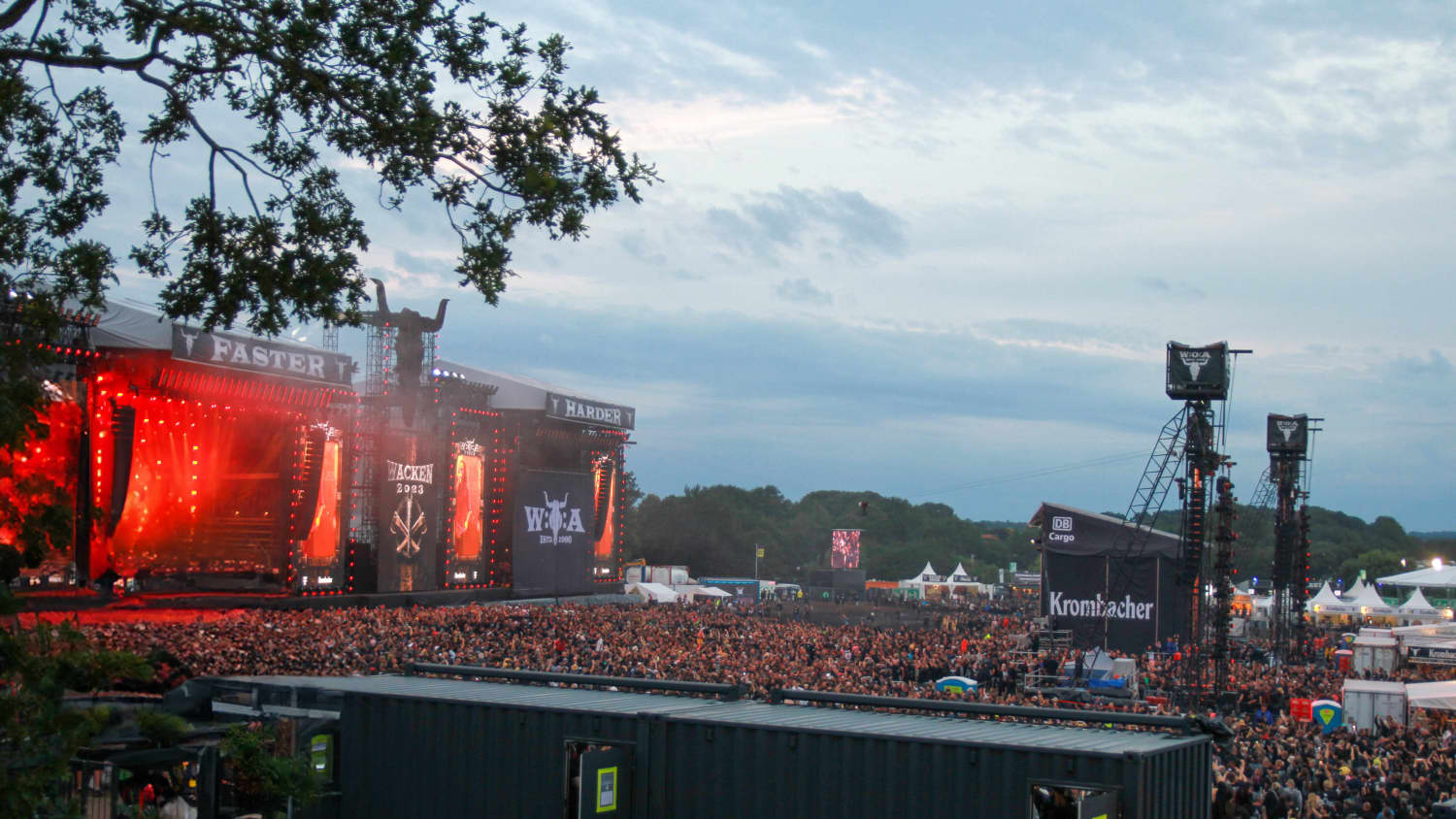 Fans vor der Open Air Bühne beim Wacken Festival 2023