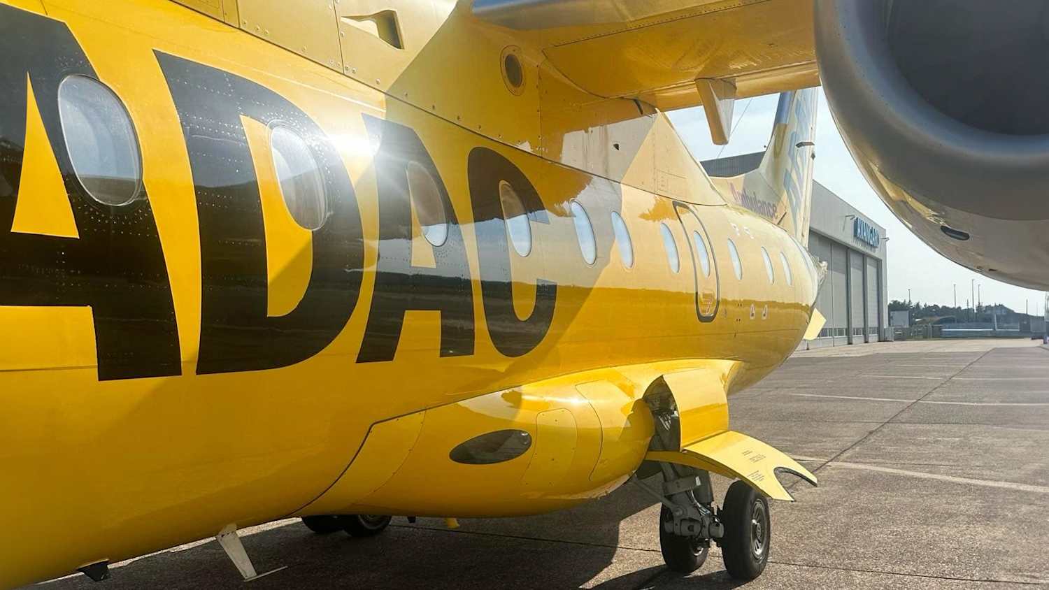 ADAC Dornier 328 parkend am Flughafen