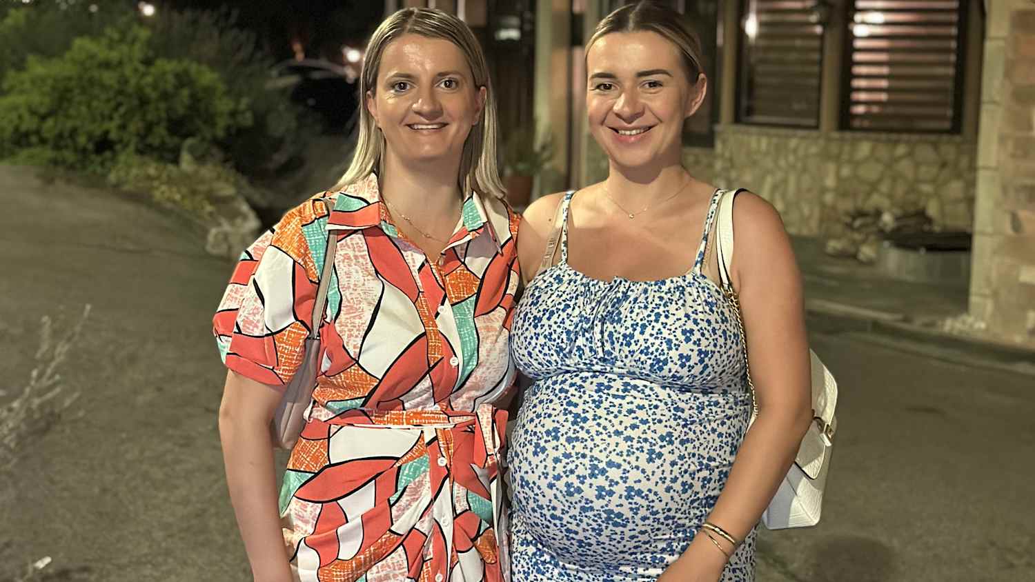 Adna mit ihrer Schwester in Bosnien