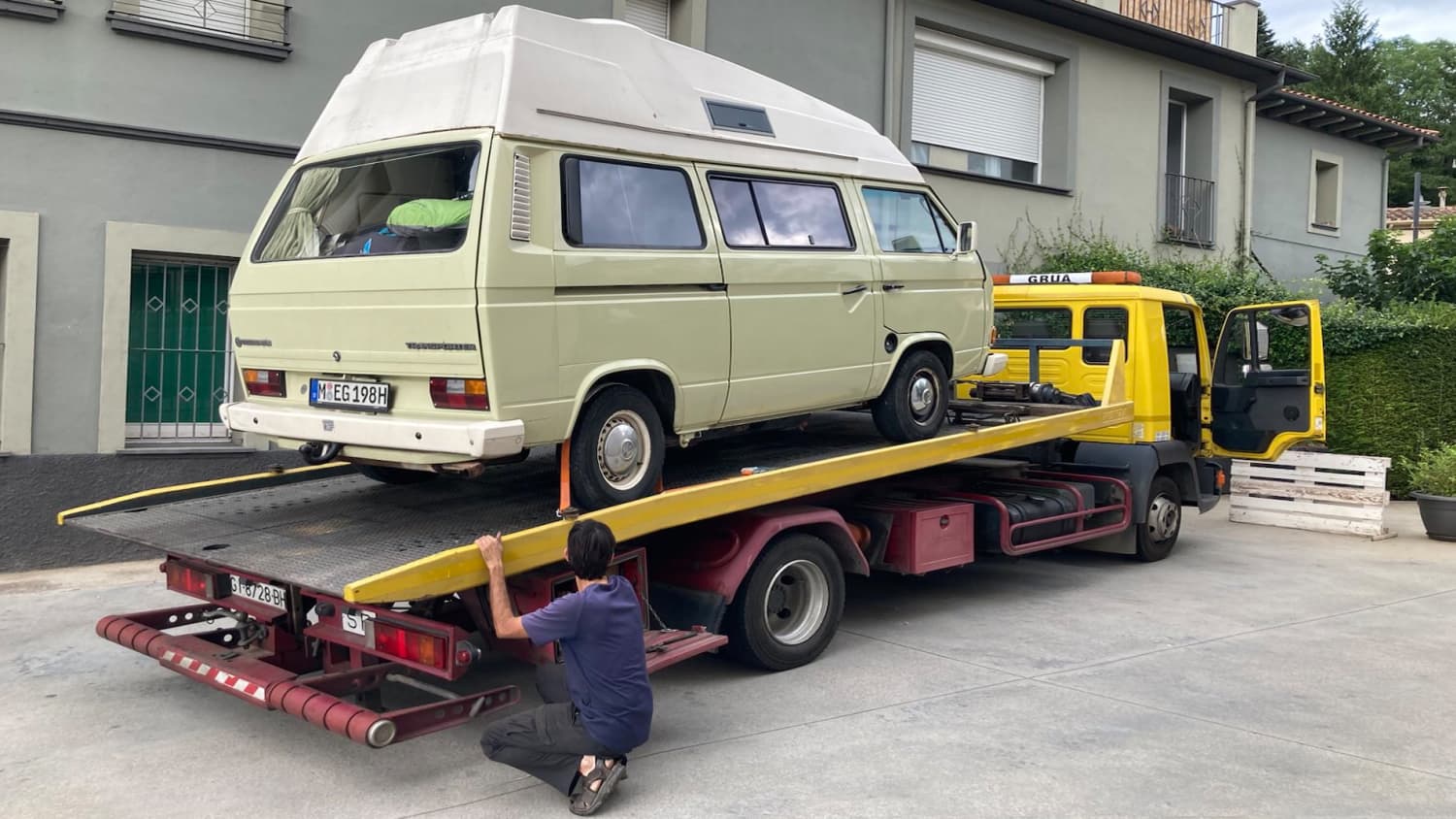Ein grauer Bulli auf einem ADAC Abschleppwagen