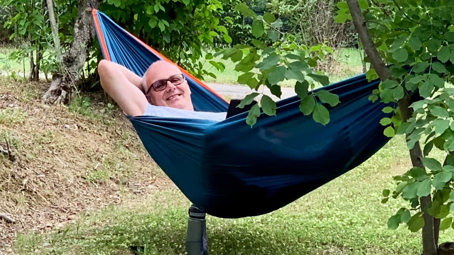 Rainer Nuyken liegt in der Hängematte & lächelt freundlich