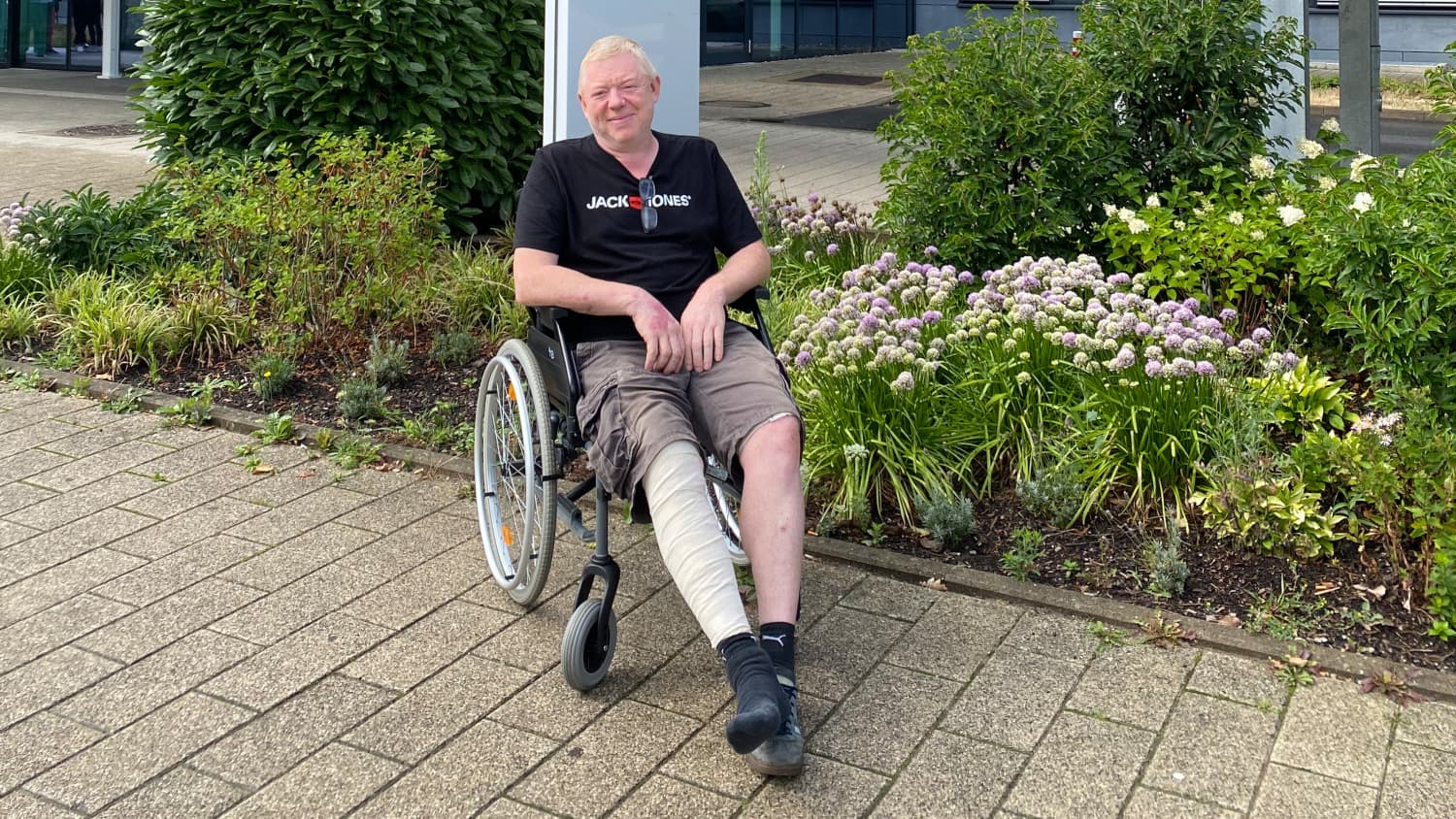 Herr Fahlenbook vor dem Krankenhaus