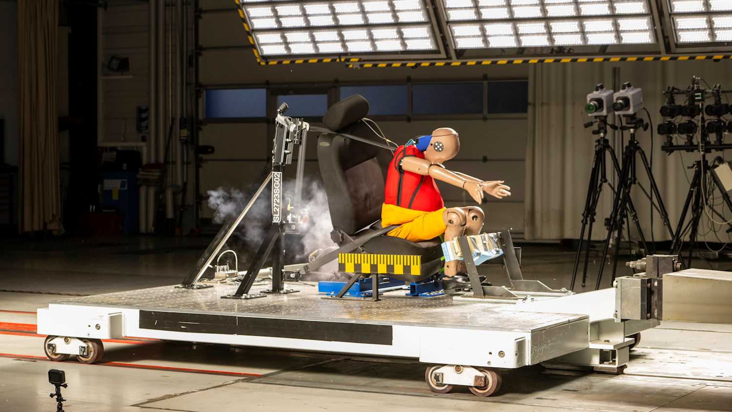 ADAC Rückhaltesysteme bei schwangeren im Crash-Test mit Dummy in Test- und Technikzentrum Landsberg