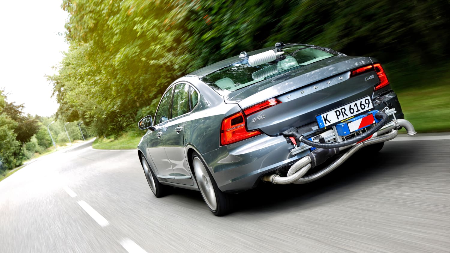 Ein Volvo beim Abgastest