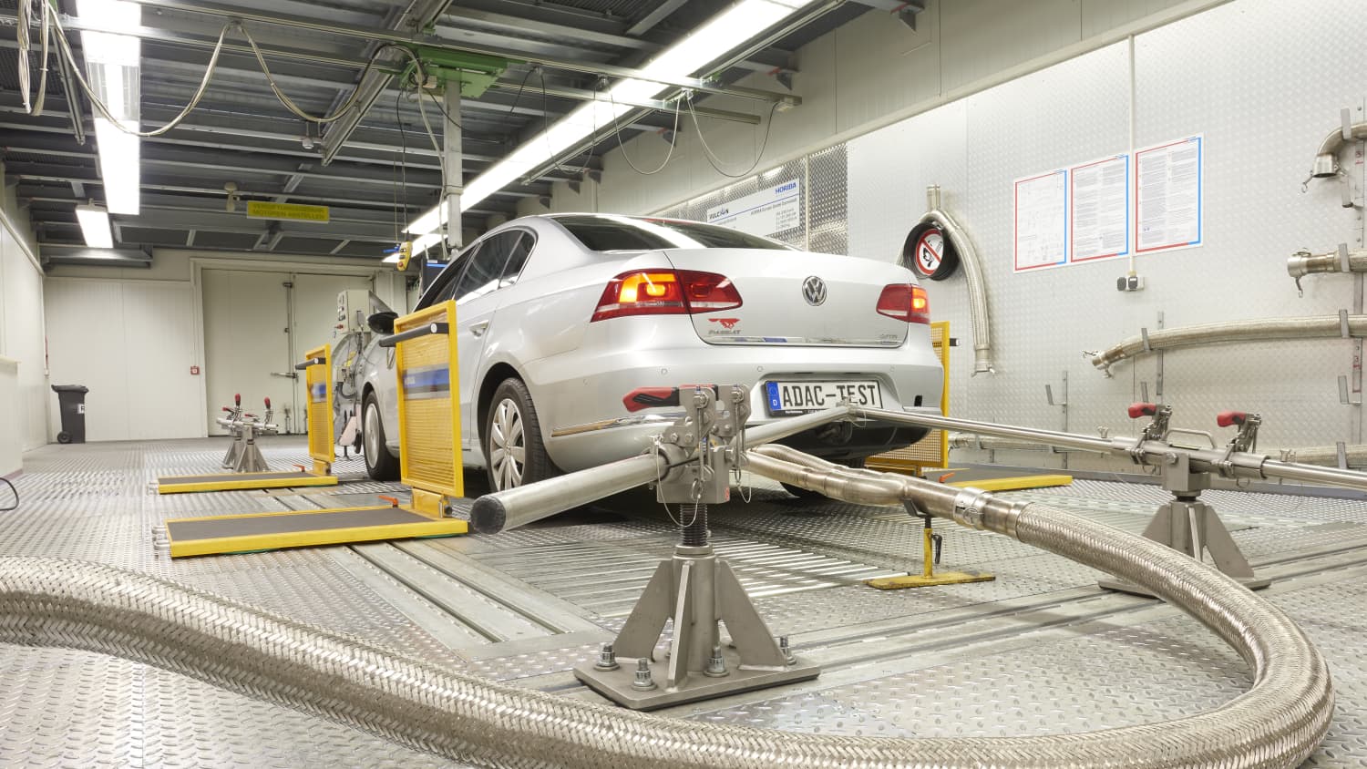 Ein Auto beim Abgastest auf dem Prüfstand