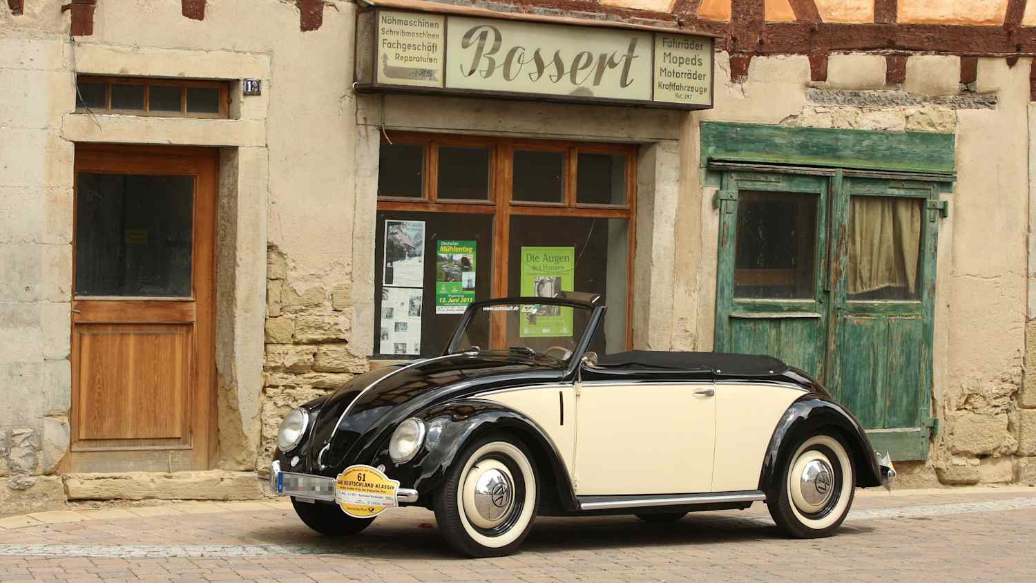 Ein Oldtimer steht for einem haus
