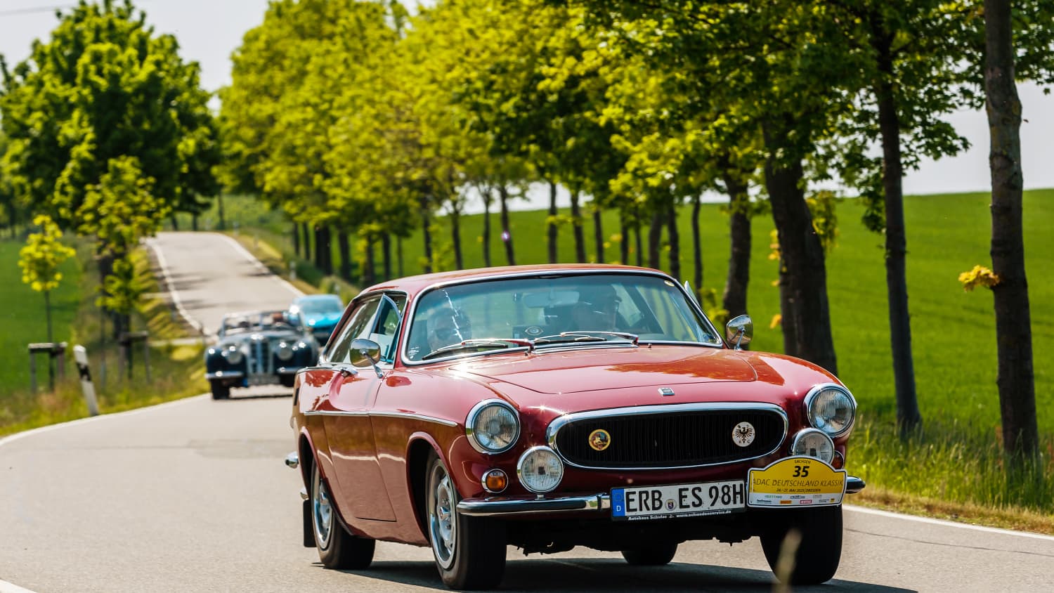 Ein Oldtimer fährt auf einer Straße während der ADAC Deutschland Klassik
